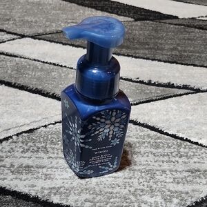 BATH & BODY WORKS WINTER GENTLE & CLEAN FOAMING HAND-SOAP WOODSY WONDERLAND